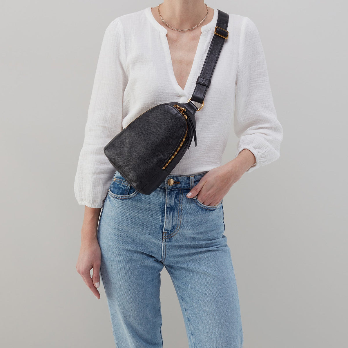 Fern Sling In Pebbled Leather - Dark Elm | HOBO